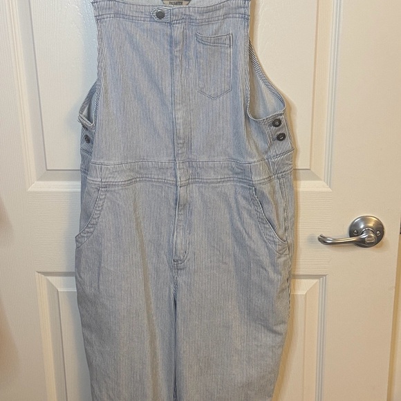 Duluth Trading Co Women's Rootstock Gardening Zip-Front Overalls - Picture 6 of 12